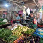 Cek Harga Sembako, Babinsa 06/Dam Sambangi Pasar Tradisional