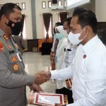 Kapolres Aceh Timur Memberikan Penghargaan Kepada Tiga Kecamatan Dan Satfung Satreskrim.