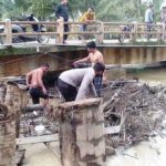 Kapolsek Banda Alam Bersama Aparat Desa Dan Warga Gotong Royong Pembersihan Pasca Banjir